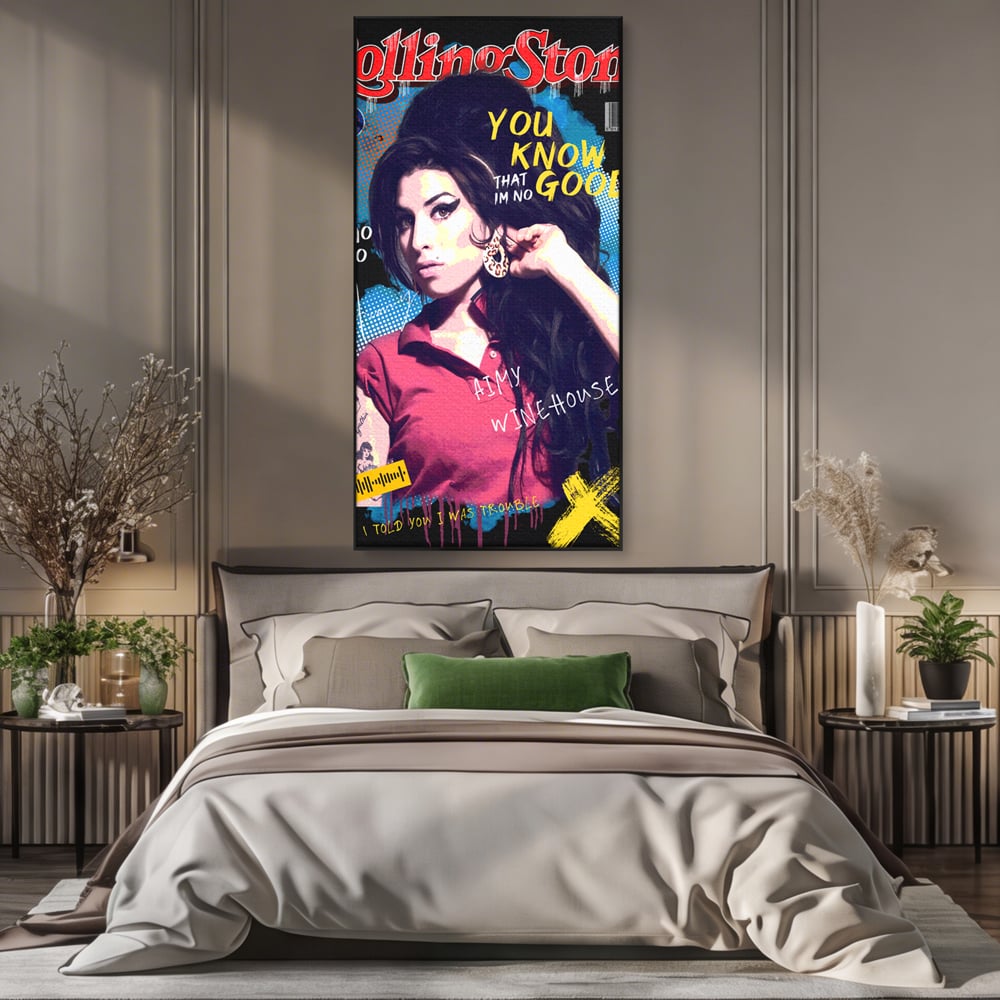 Tablou canvas cu tablou canvas cu amy winehouse pe coperta rolling stone, in rama de aluminiu negru, pe perete intr-un dormitor
